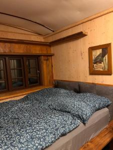une chambre avec un lit avec une couverture bleue dans l'établissement Haus Evelynchen auf Rädern Deutschhof, à Deutschhof