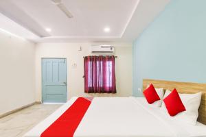 Ένα ή περισσότερα κρεβάτια σε δωμάτιο στο Hotel O R Squre Inn +26 φωτογραφίες