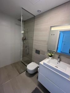 Koupelna v ubytování Luxury 2 bed apartment in Las Colinas