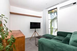 Μια τηλεόραση ή/και κέντρο ψυχαγωγίας στο Modern 1 Bedroom Villa with Rooftop near the beach +2 φωτογραφίες