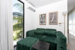 Χώρος καθιστικού στο Modern 1 Bedroom Villa with Rooftop near the beach