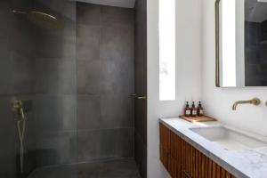 Ένα μπάνιο στο Modern 1 Bedroom Villa with Rooftop near the beach