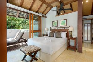 Postel nebo postele na pokoji v ubytování Far Pavilions Villa A, Luxe 2-BR Hillside Escape + 9 fotografií