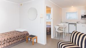 Kuchyň nebo kuchyňský kout v ubytování Outrigger Motel