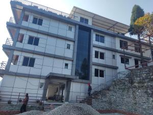 un edificio in cima a un muro di pietra di Vista Luxurious Resort and Funpark a Dharān Bāzār