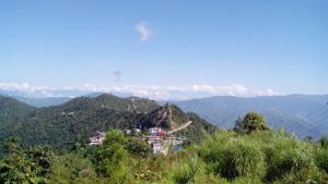 una città su una collina tra le montagne di Vista Luxurious Resort and Funpark a Dharān Bāzār