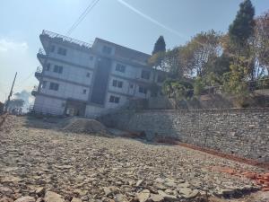 un edificio sul lato di un muro di pietra di Vista Luxurious Resort and Funpark a Dharān Bāzār