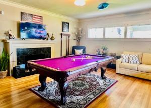 Τραπέζι μπιλιάρδου στο 5BR Gated Parking Historic Home