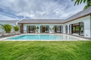 Swimmingpoolen hos eller tæt på Villa Yasmine Althea by Senada