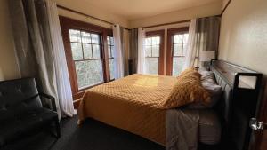 Φωτογραφία από το άλμπουμ του 5BR Gated Parking Historic Home σε Eugene