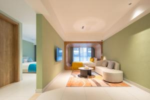 a living room with a couch and a bed at Huazhu Xiangshan Tongchen Courtyard in Xiangshan +116 photos