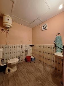 Ένα μπάνιο στο TATHASTU Bir -Homestay ,DORM,HOSTEL