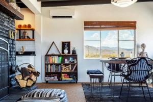 Φωτογραφία από το άλμπουμ του 2 Epic Houses, 10 Acres, Views σε Yucca Valley