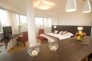 a bedroom with a bed and a table with fruit on it at Plaza Suites Campana in Campana