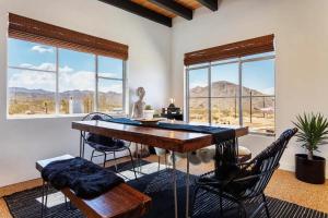 Φωτογραφία από το άλμπουμ του 2 Epic Houses, 10 Acres, Views σε Yucca Valley