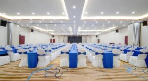 a large banquet hall with blue and white tables and chairs at Echarm Plus Hotel Nanning Convention and Exhibition Center Medical University in Nanning