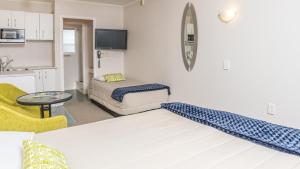 Postel nebo postele na pokoji v ubytování Outrigger Motel