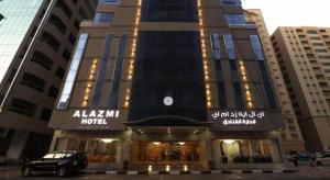 une voiture garée devant un immeuble dans l'établissement ALAZMI HOTEL, à Dubaï