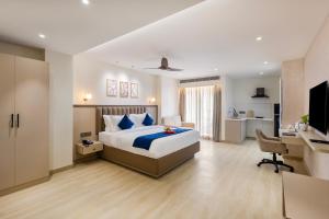 une chambre avec un lit et un bureau avec un ordinateur dans l'établissement Sunrise A Boutique Hotel, Kondapur - Gachibowli, à Kondapur 66 autres photos