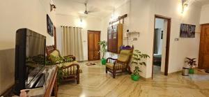 Una televisión o centro de entretenimiento en Space Room By HEXA Stays