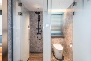 ein Badezimmer mit Dusche und Toilette in der Unterkunft Yasfield Hotel, Beijing Tuanjiehu Hujialou Subway Station Branch in Peking