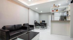 - un salon avec un canapé et des fauteuils en cuir dans l'établissement K Station Pattaya, à Pattaya