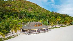 een luchtfoto van een resort aan het strand bij Paradise Sun Hotel Seychelles in Baie Sainte Anne +74 foto's