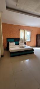 RīngasHotel Sanwariya and Restaurant的一间带大床的卧室，带窗户