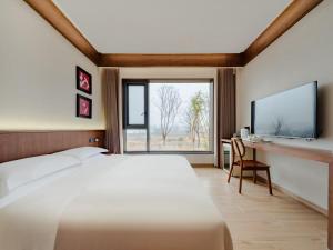 TV a/nebo společenská místnost v ubytování Floral Shemanyue Mountain Homestay