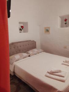 ein Schlafzimmer mit zwei Betten mit Handtüchern darauf in der Unterkunft Il trullo della nonna in Martina Franca