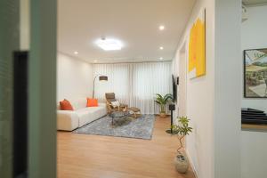 Χώρος καθιστικού στο 광안606 Gwangang-ri 2 minutes from Exit 1 of Gwangang Station Gwangang Bridge Haeundae Christmas