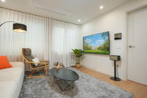 Μια τηλεόραση ή/και κέντρο ψυχαγωγίας στο 광안606 Gwangang-ri 2 minutes from Exit 1 of Gwangang Station Gwangang Bridge Haeundae Christmas