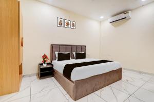 Una cama o camas en una habitación de Super Townhouse Oak Army Aviation Base Jhansi 23 fotos más