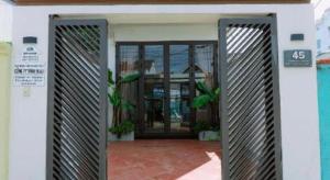 une porte ouverte vers un bâtiment avec une porte dans l'établissement Nha Trong Pho - Moon House, à Buôn Ma Thuột