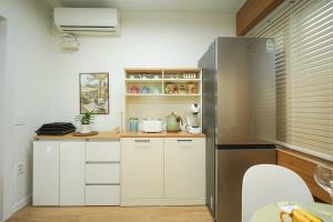 Η κουζίνα ή μικρή κουζίνα στο 광안606 Gwangang-ri 2 minutes from Exit 1 of Gwangang Station Gwangang Bridge Haeundae Christmas