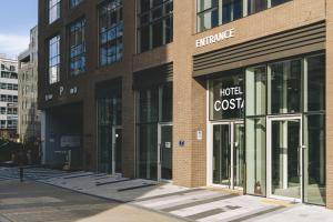 a brick building with a hotel costs sign on it at Hotel Costa Geobukseom in Siheung