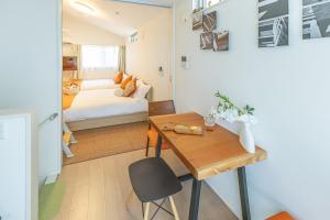 a small apartment with a desk and a bed at DUA 神楽坂Shinjuku area,train 3 mins,waseda,Kagurazaka in Tokyo