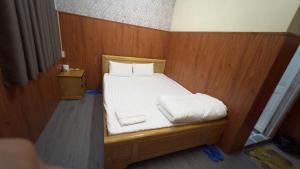 Giường trong phòng chung tại Hotel Hoa Đào