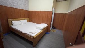 Giường trong phòng chung tại Hotel Hoa Đào