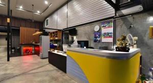 une cuisine avec un comptoir jaune dans une pièce dans l'établissement The Breeze Lipe Resort, à Ko Lipe