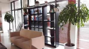 un salon avec un canapé et une étagère dans l'établissement Jinjiang Inn Shaoxing Shengli West Road Luxun Hometown, à Shaoxing