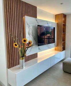 TV a/nebo společenská místnost v ubytování Hanza Tower SUNNY 22 SPA & Pool & Sauna & Jacuzzi