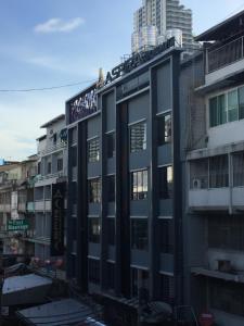 um prédio com uma placa na lateral em Aspira Sukhumvit em Banguecoque