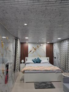 une chambre avec deux lits dans une pièce avec un mur dans l'établissement Gupta Residence., à Dhanbād 64 autres photos