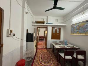 西里古里The Indoor Retreat的带桌子的客厅和餐厅