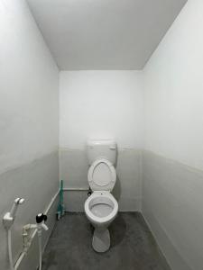 西里古里The Indoor Retreat的房间里有白色马桶的浴室