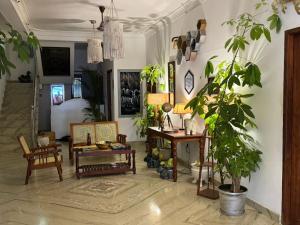 ein Wohnzimmer voller Möbel und einer Topfpflanze in der Unterkunft Water Element Room By HEXA Stays in Thiruvananthapuram + 6 Fotos