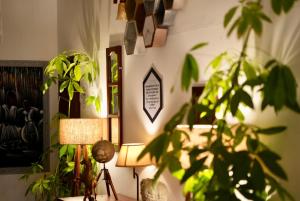 ein Zimmer mit einer Pflanze, einer Lampe und einem Spiegel in der Unterkunft Water Element Room By HEXA Stays in Thiruvananthapuram