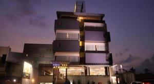 un grand bâtiment avec une enseigne devant dans l'établissement Atrium Premiere Cilacap, à Cilacap