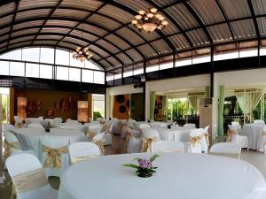 ein Bankettsaal mit weißen Tischen und weißen Stühlen in der Unterkunft Tamali Hotel in Ban Yuan Lae + 140 Fotos